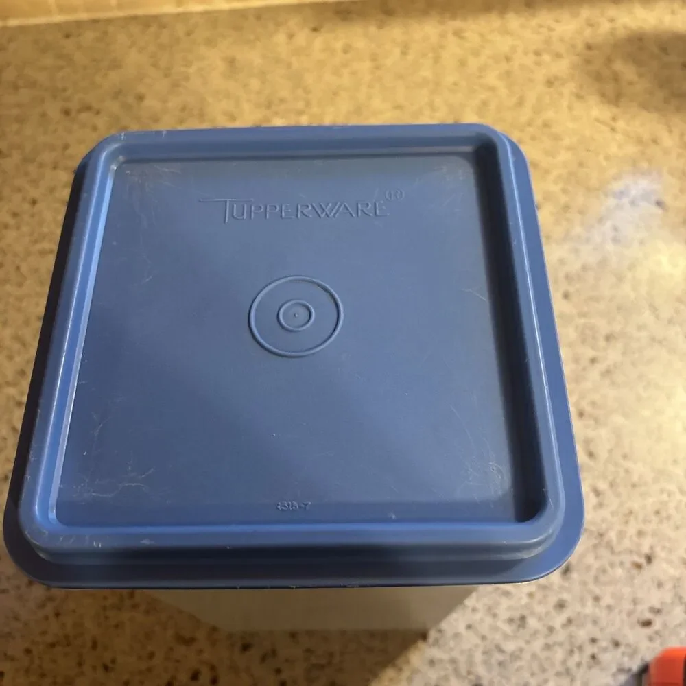 Tupperware 1314-2 Saltine Cracker Keeper Speckled Fireworks with Blue Lid